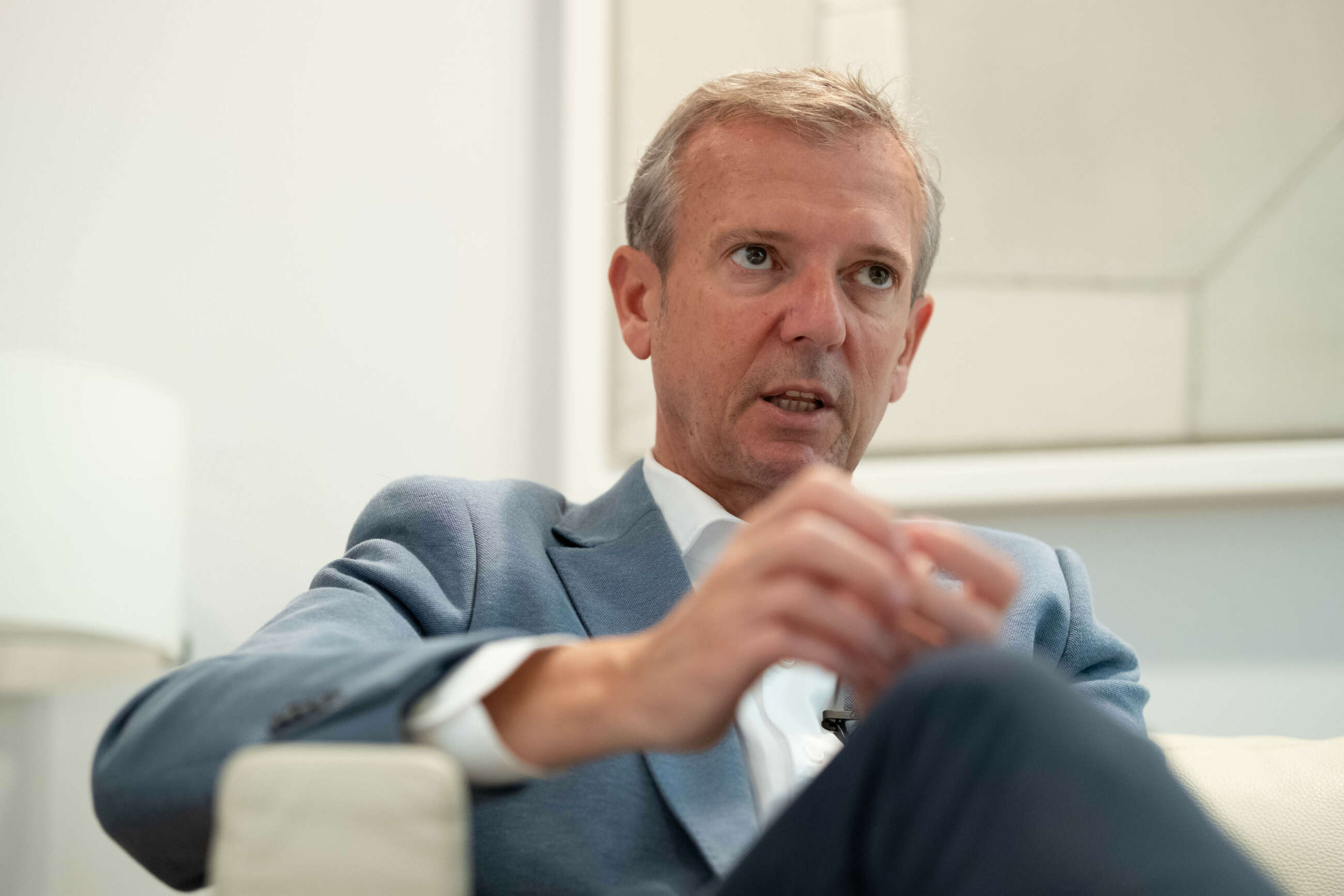 El presidente de la Xunta de Galicia y del PP de Galicia, Alfonso Rueda, durante una entrevista con Europa Press, en la sede de la Xunta de Galicia