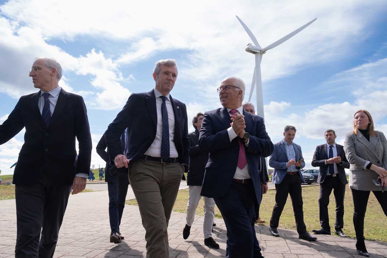 El presidente de la Xunta, Alfonso Rueda, durante su visita a las instalaciones del Parque Eólico Experimental de Sotavento / David Cabezón