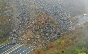 El derrumbamiento en una ladera corta la AP-66, que une Asturias y León