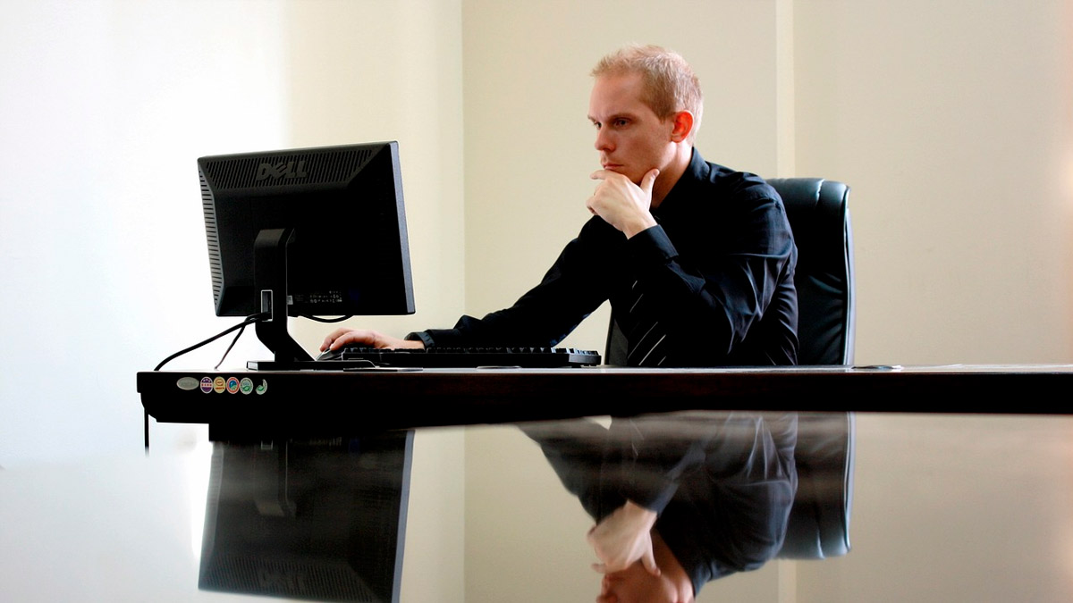 Empresario trabajando en su despacho