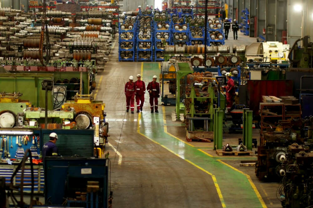 Operarios en el interior de una de las fábricas de Megasa / Megasa