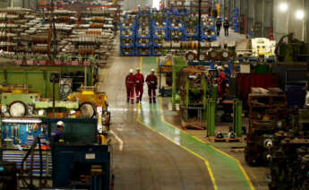 Operarios en el interior de una de las fábricas de Megasa / Megasa