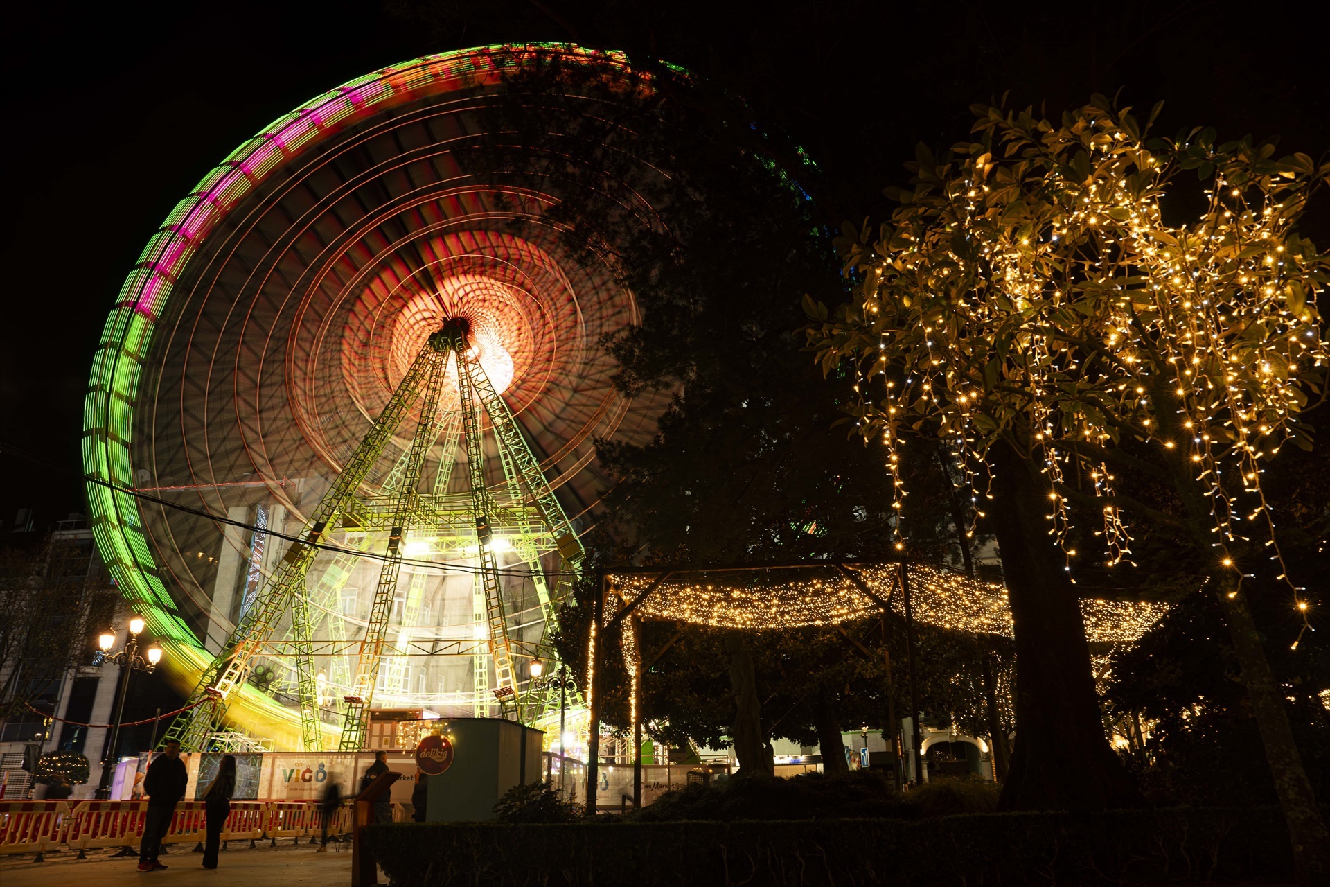 Las luces de Navidad alumbran Vigo