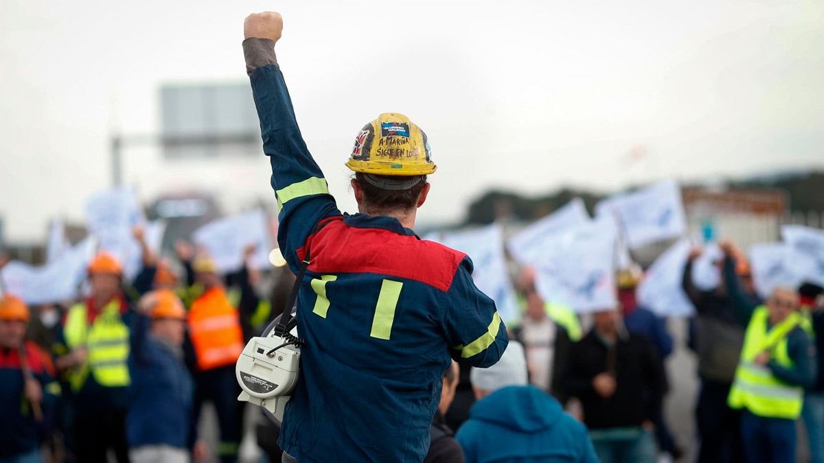 Un hombre durante una protesta de trabajadores de Alcoa, a 23 de noviembre de 2024, en Ribadeo, Lugo, Galicia (España)