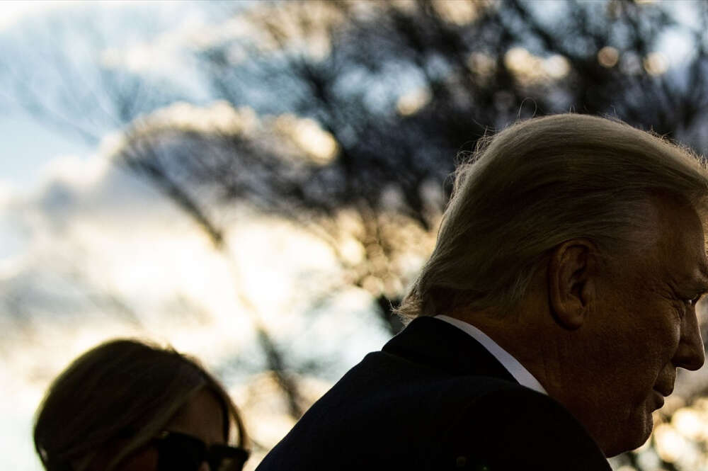 El Presidente de los Estados Unidos, Donald Trump, abandona la Casa Blanca acompañado de la primera dama, Melania Trump,