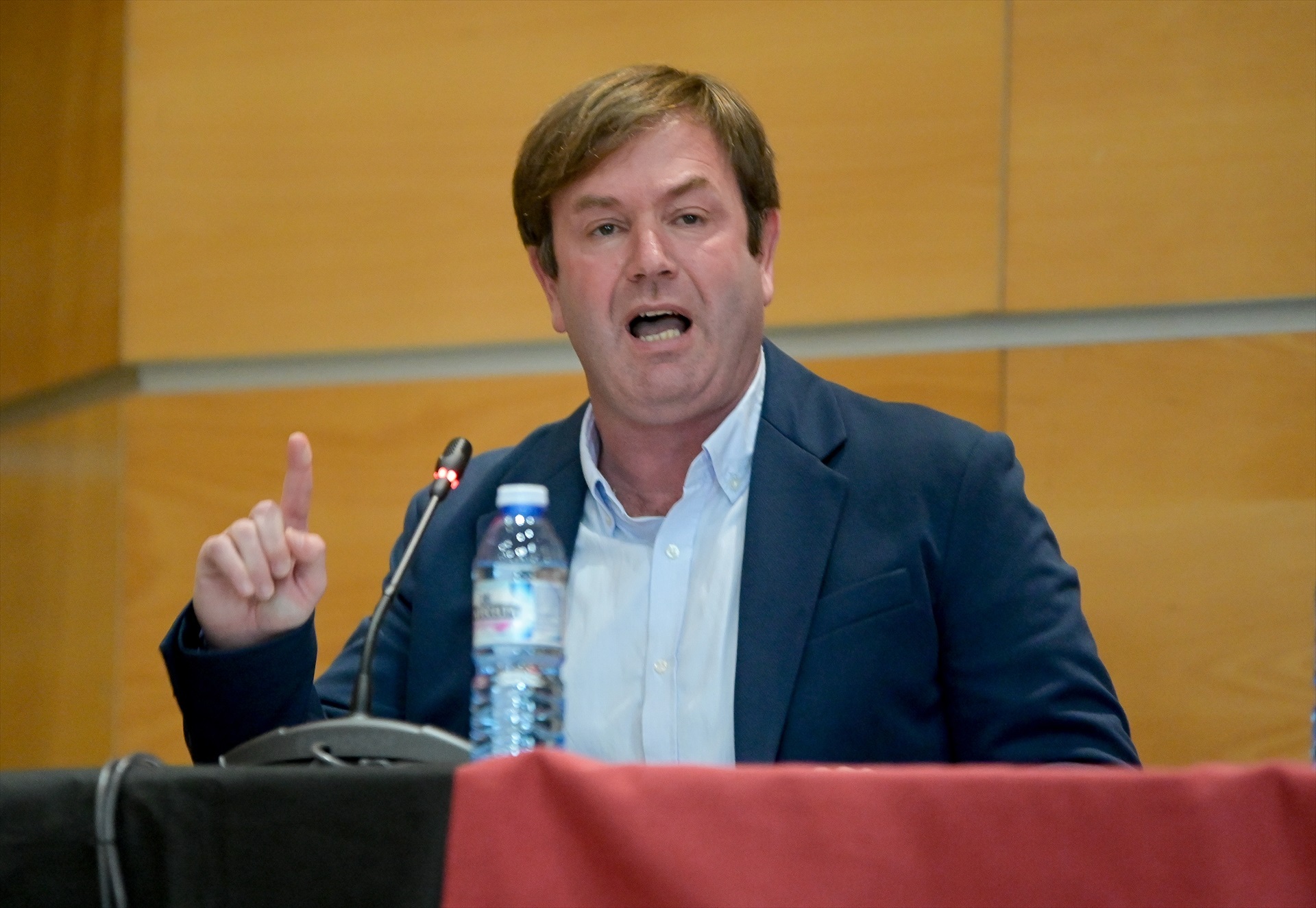 El alcalde de Sada, Benito Portela, interviene en el pleno de la moción de censura, a 18 de noviembre de 2022, en Sada, A Coruña / M. Dylan