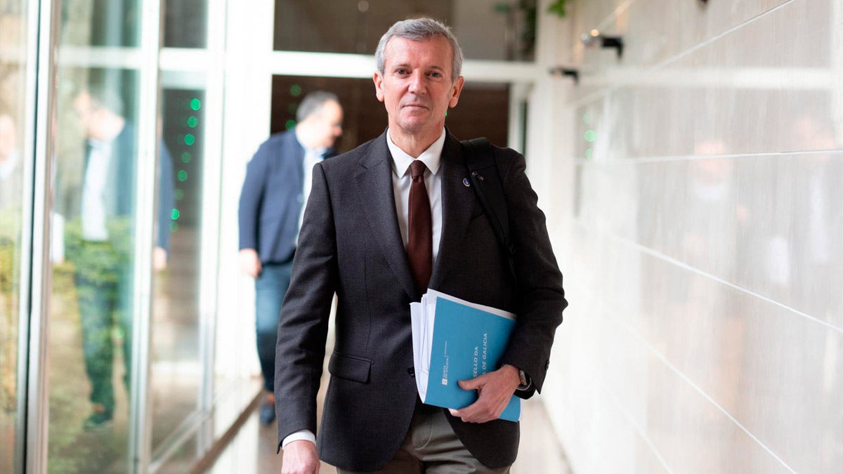 Alfonso Rueda, presidente de la Xunta, caminado por un pasillo