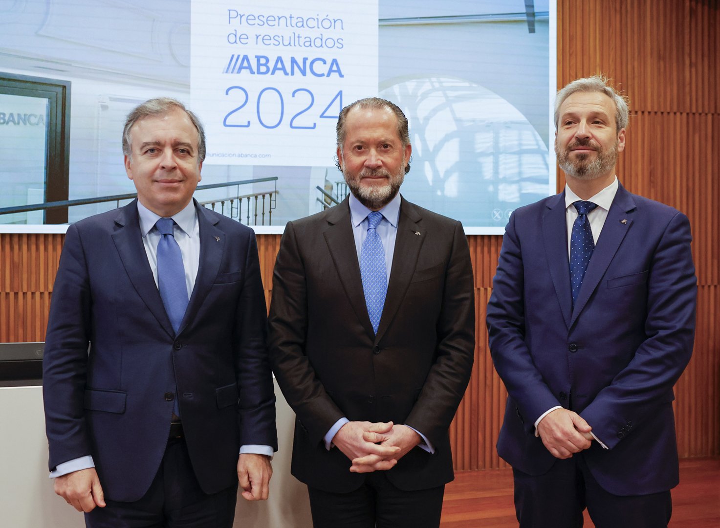 De izquierda a derecha, Francisco Botas, CEO de Abanca; el presidente de la entidad financiera, Juan Carlos Escotet; y el director financiero, Alberto de Francisco / Abanca