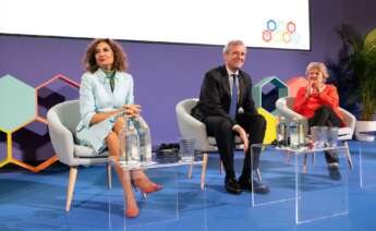 La ministra de Hacienda y Función Pública en funciones, María Jesús Montero, junto al presidente de la Xunta de Galicia, Alfonso Rueda y a la comisaria europea de Políticas de Cohesión y Reformas, Elisa Ferreira / César Arxina / EP