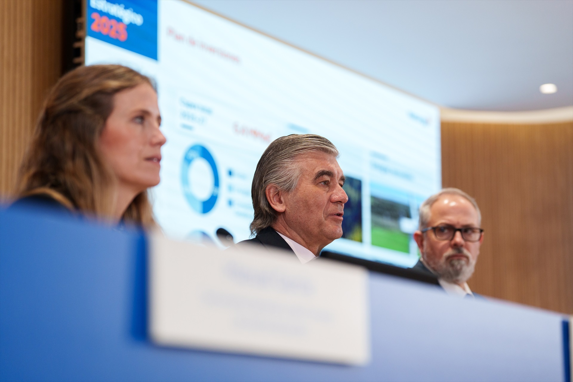 La responsable de Planificación y Gestión de Control, Rita Ruiz de Alda; el presidente de Naturgy, Francisco Reynés, y el responsable de Comunicación Externa, Víctor Márquez, durante una rueda de prensa para presentar los resultados del 2024. Matias Chiofalo / Europa Press 20/2/2025