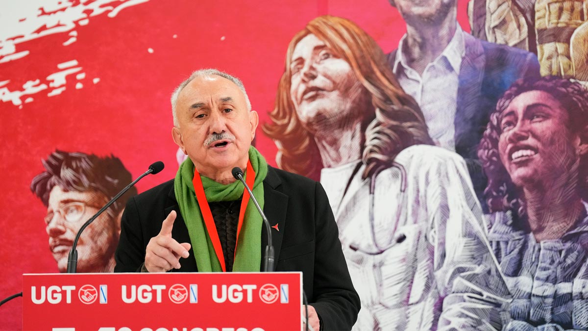 El secretario general de UGT, Pepe Álvarez, aplaude durante a la clausura del 14º Congreso UGT Galicia