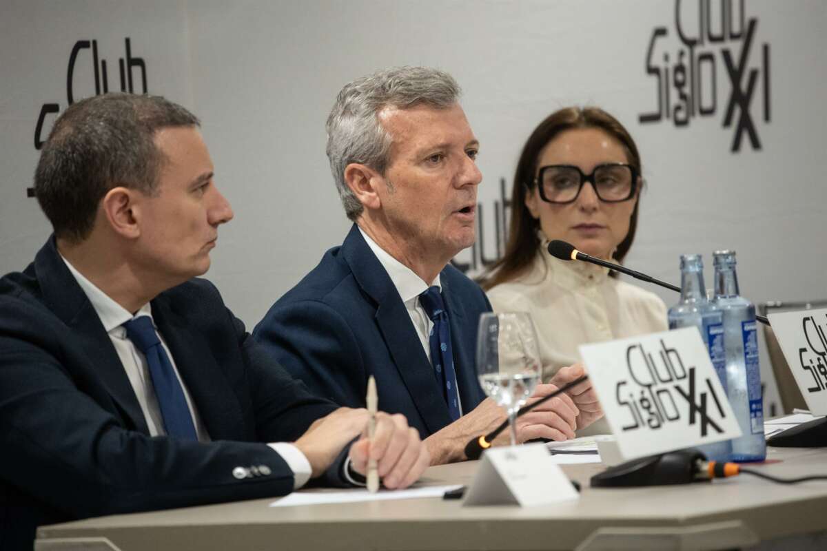 El presidente de la Xunta de Galicia, Alfonso Rueda (c), durante un almuerzo-coloquio, en la sede del Club Siglo XXI / Europa Press