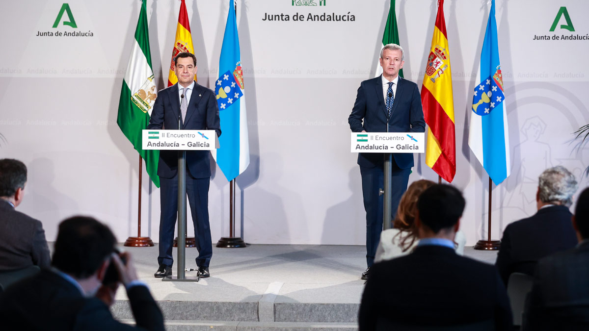 El presidente de la Junta de Andalucía, Juanma Moreno, (i) junto al presidente de la Xunta de Galicia, Alfonso Rueda, (d) durante el II Encuentro entre ambas comunidades entre Andalucía y Galicia en el Palacio de San Telmo, a 18 de marzo de 2025 en Sevilla (Andalucía, España)