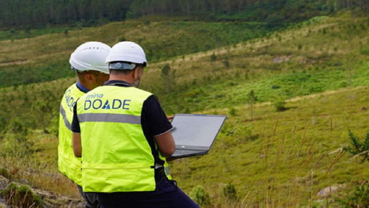 Operarios de la mina de Doade, en Ourense, considerada como estratégica por Bruselas.