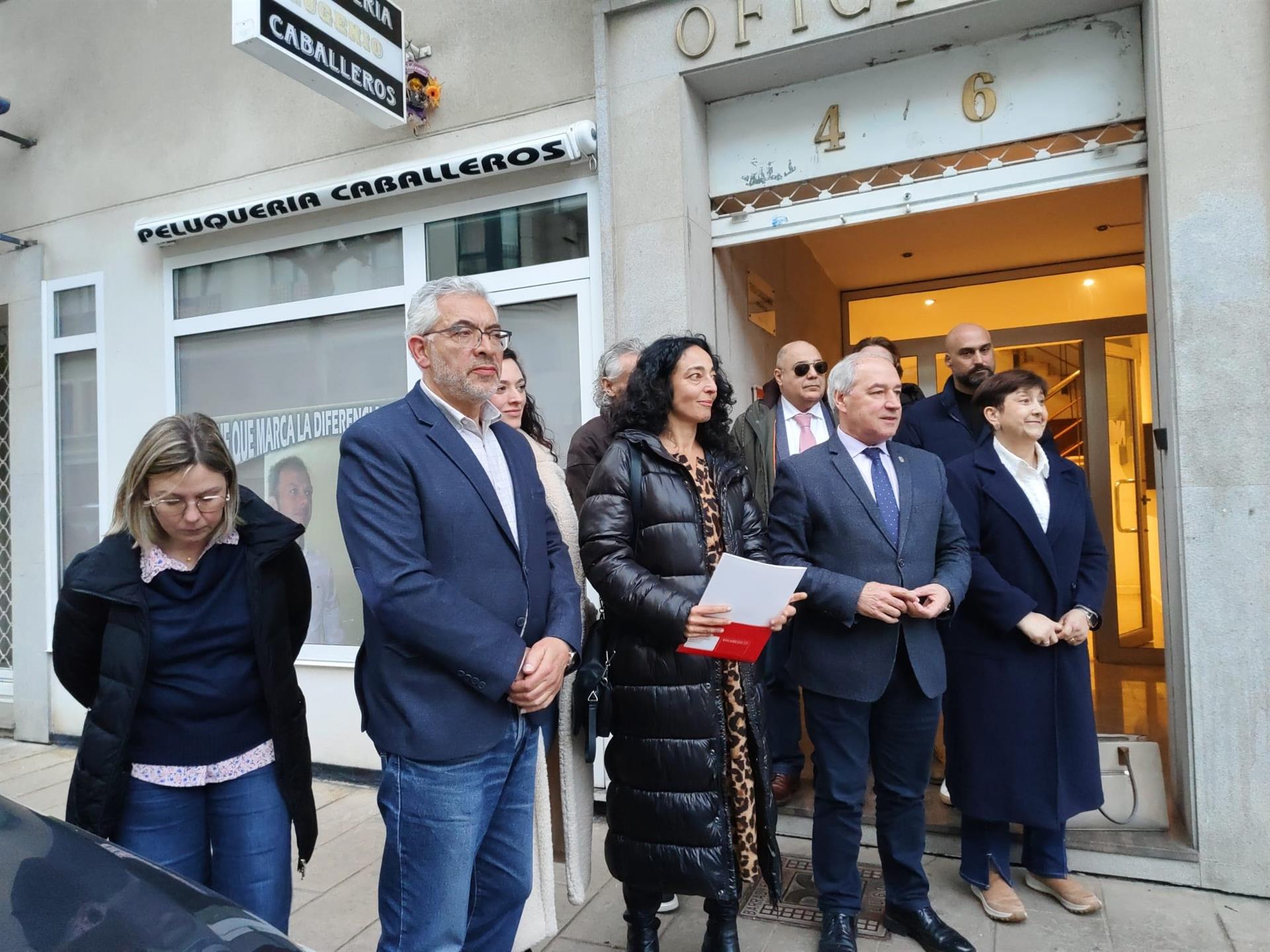 Reunión de los socialistas lucenses en la que ha sido propuesto Miguel Fernández, a la izquierda de la imagen, para tomar posesión como nuevo alcalde de Lugo - EUROPA PRESS