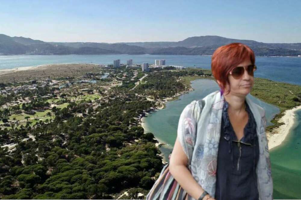 Montaje fotográfico en el que se ve a Sandra Ortega con la península de Tróia de fondo