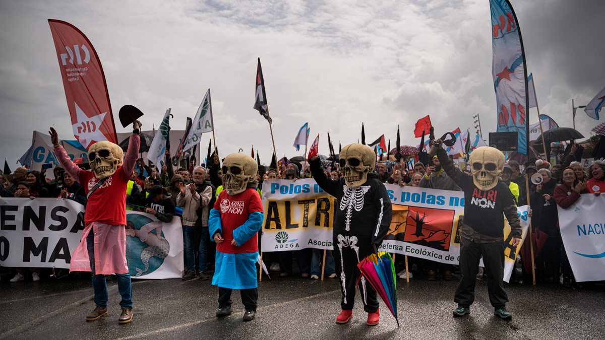 Varias personas durante una nueva manifestación contra Altri, a 22 de marzo de 2025, en Pobra do Caramiñal, A Coruña, Galicia (España).