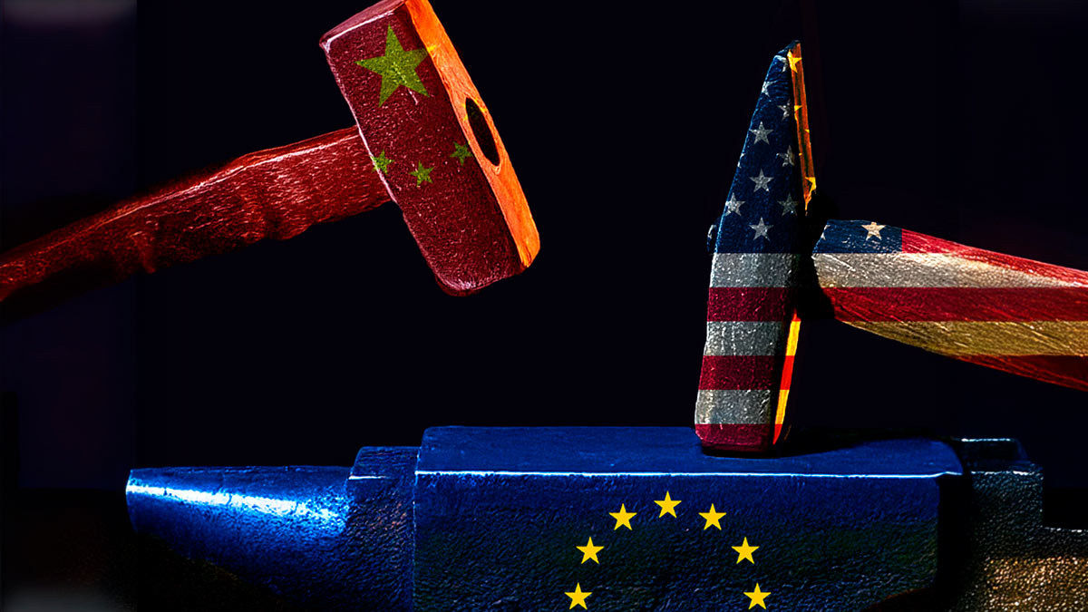 una martillo con la bandera de China, otro con la de EEUU y un yunke con la bandera de la UE