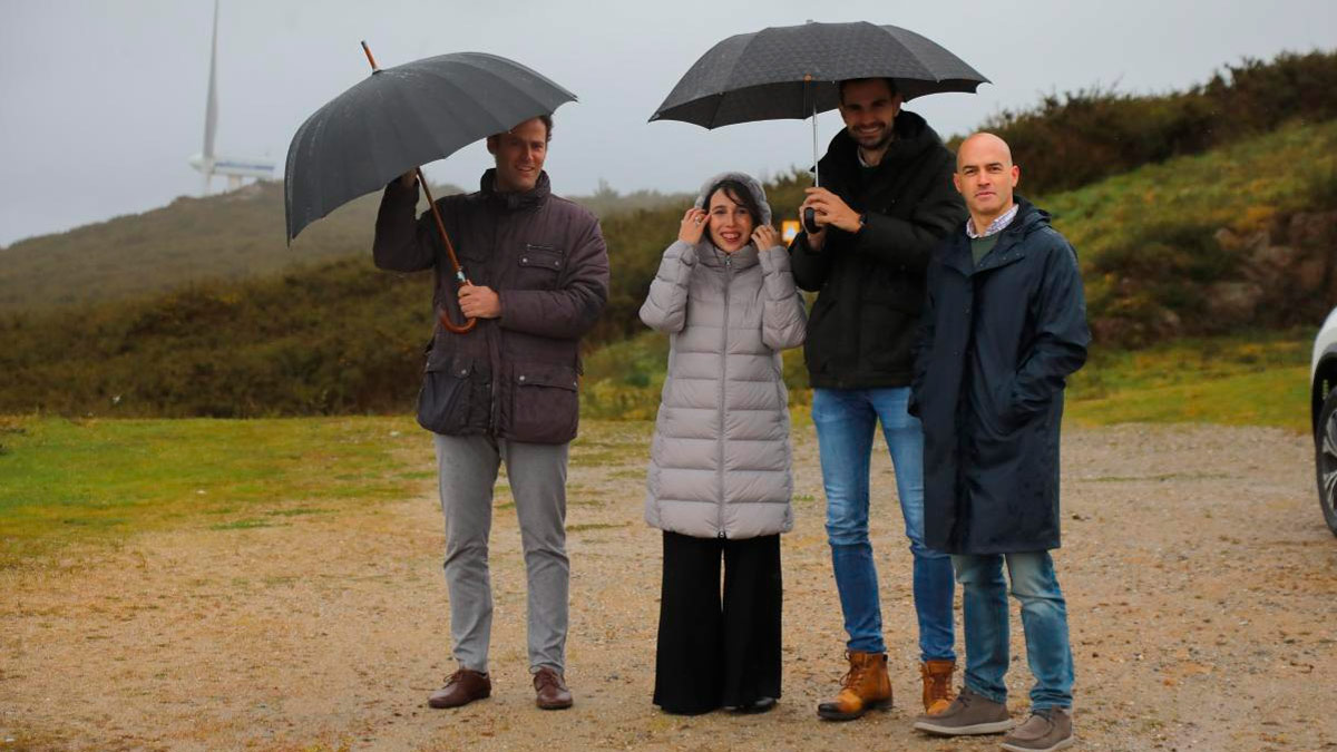 La conselleira de Economía, María Jesús Lorenzana, observa un molino eólico en el parque de Xiabr