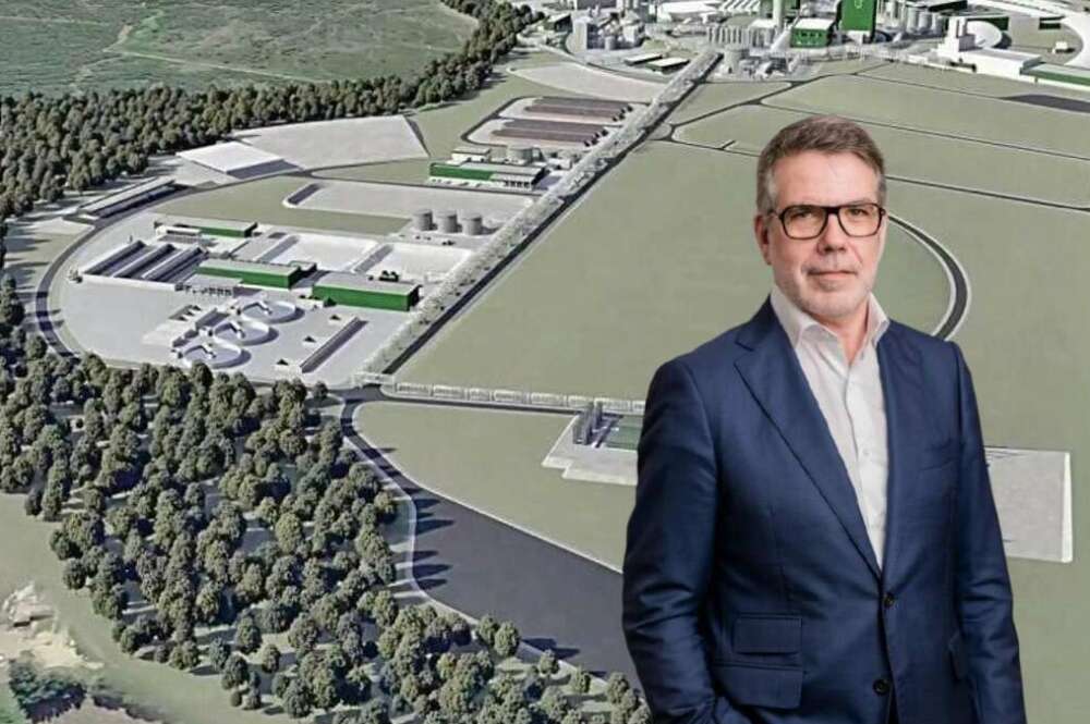 José Soares de Pina, CEO de Altri, con el proyecto para la fábrica de fibras textiles de Palas de Rei de fondo