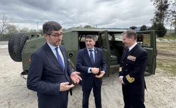 Justo Sierra, presidente de Urovesa, a la izquierda, enseña las instalaciones de la compañía en Valga al delegado del Gobierno en Galicia, Pedro Blanco, en el centro.