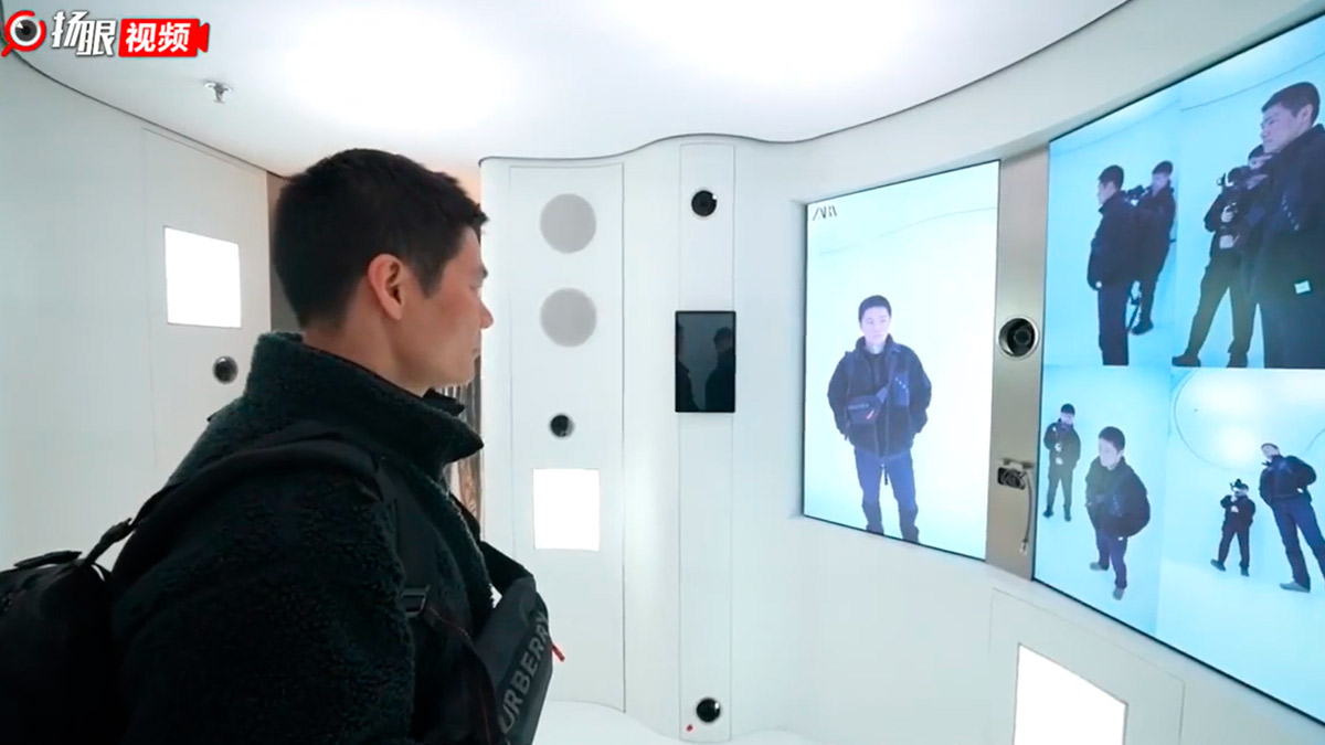 un chico en el probador inteligente con cámaras de la nueva tienda de Zara en China