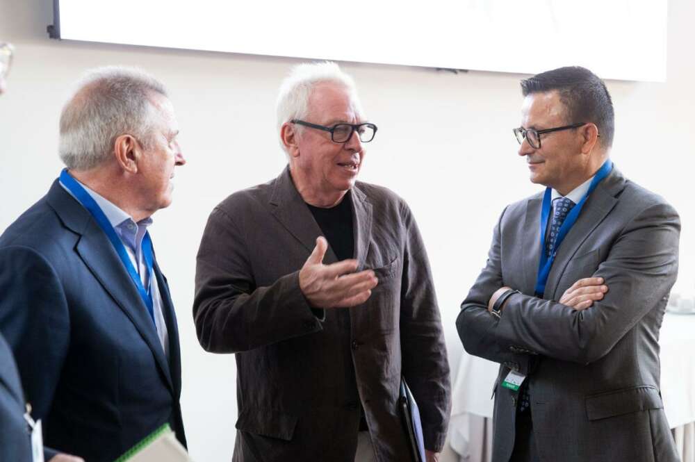 De izquierda a derecha, el presidente de la Fundación Arume, José Carballo; el de la Fundación RIA, David Chipperfield; y el conselleiro José González / Xunta