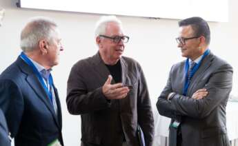 De izquierda a derecha, el presidente de la Fundación Arume, José Carballo; el de la Fundación RIA, David Chipperfield; y el conselleiro José González / Xunta