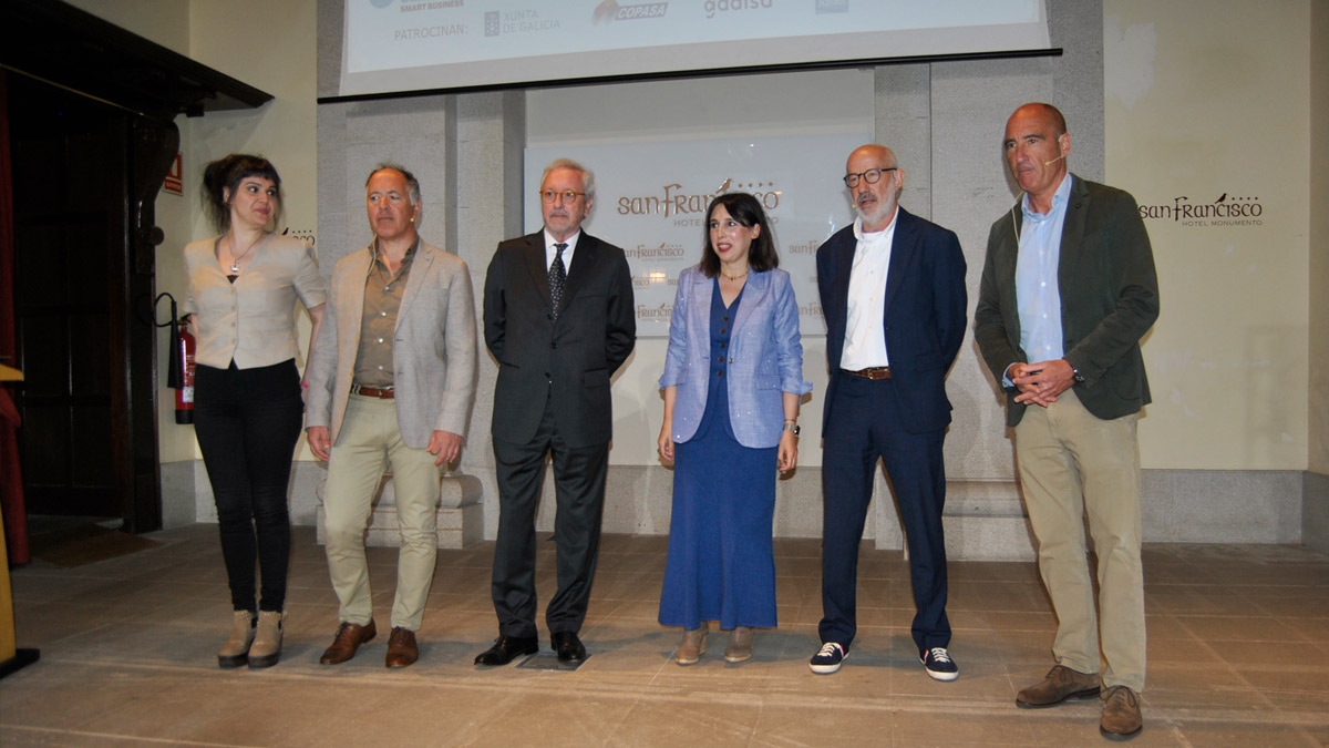 Foto de grupo de los participantes en la presentación. De izquierda a derecha, la periodista Cristina Díaz Pardo; el director técnico del Atlas Gallego de la Empresa Comprometida, Marcelino Fernández Mallo; el editor de Economía Digital, Juan García; la conselleira de Economía, María Jesús Lorenzana; el director de Sostenibilidad de Profand, Antonio Álvarez, y el director de Economía Digital Galicia, Julián Rodríguez / Pablo Ares Heres