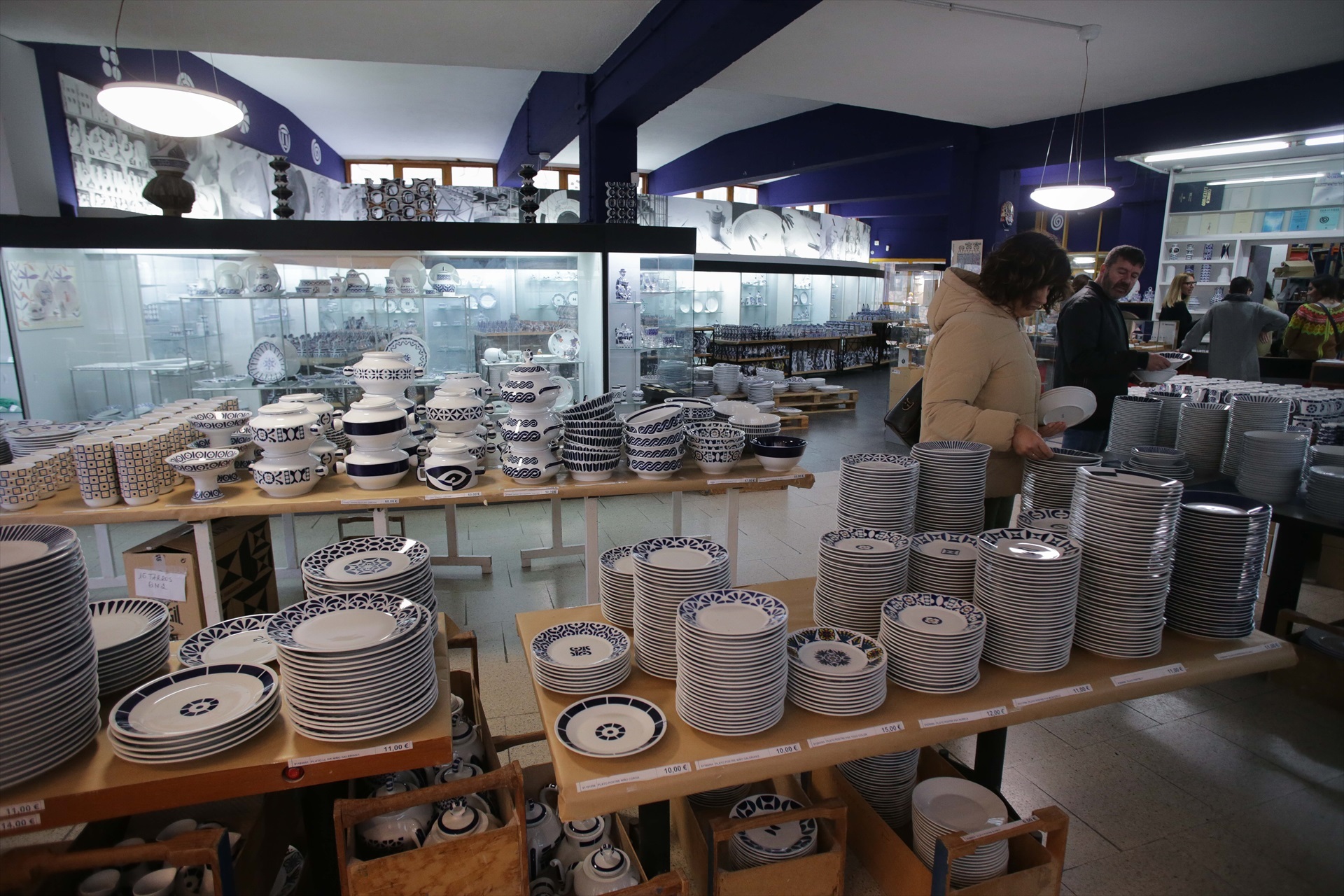 Vajillas de cerámica de Sargadelos a la venta en un outlet organizado en la fábrica de Cerámica de Sargadelos, en Cervo.