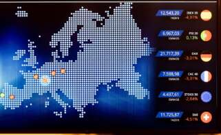 Un panel del IBEX 35 en el Palacio de la Bolsa de Madrid, a 4 de abril de 2025, en Madrid (España). El Ibex 35 caía un 5,8% en el tramo medio de negociación