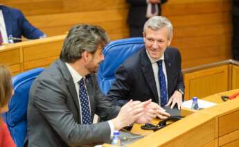 El conselleiro de Presidencia, Justicia y Deportes, Diego Calvo (i), y el presidente de la Xunta de Galicia, Alfonso Rueda (d), durante el debate sobre el Estado de la Autonomía, a 23 de abril de 2025, en Santiago de Compostela, A Coruña, Galicia (España). Nuevas medidas en materia de vivienda y pasos para profundizar en el desarrollo de las competencias de gestión del litoral, como el impulso de "una ambiciosa red de sendas que una toda la costa gallega", son algunas de las cuestiones que el presidente de la Xunta, ha planteado en el Debate sobre el Estado de la Autonomía (DEA), que arranca hoy en el Parlamento de Galicia.
