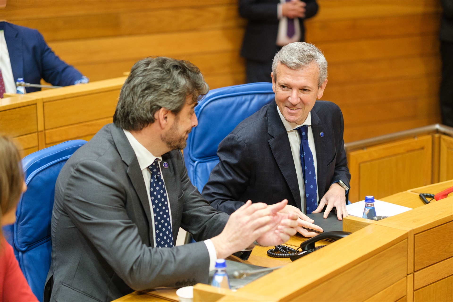 El conselleiro de Presidencia, Justicia y Deportes, Diego Calvo (i), y el presidente de la Xunta de Galicia, Alfonso Rueda (d), durante el debate sobre el Estado de la Autonomía, a 23 de abril de 2025, en Santiago de Compostela, A Coruña, Galicia (España). Nuevas medidas en materia de vivienda y pasos para profundizar en el desarrollo de las competencias de gestión del litoral, como el impulso de "una ambiciosa red de sendas que una toda la costa gallega", son algunas de las cuestiones que el presidente de la Xunta, ha planteado en el Debate sobre el Estado de la Autonomía (DEA), que arranca hoy en el Parlamento de Galicia.