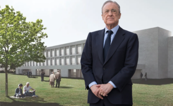 Florentino Perez con el proyecto para la residencia de Amancio Ortega en Eiriña de fondo
