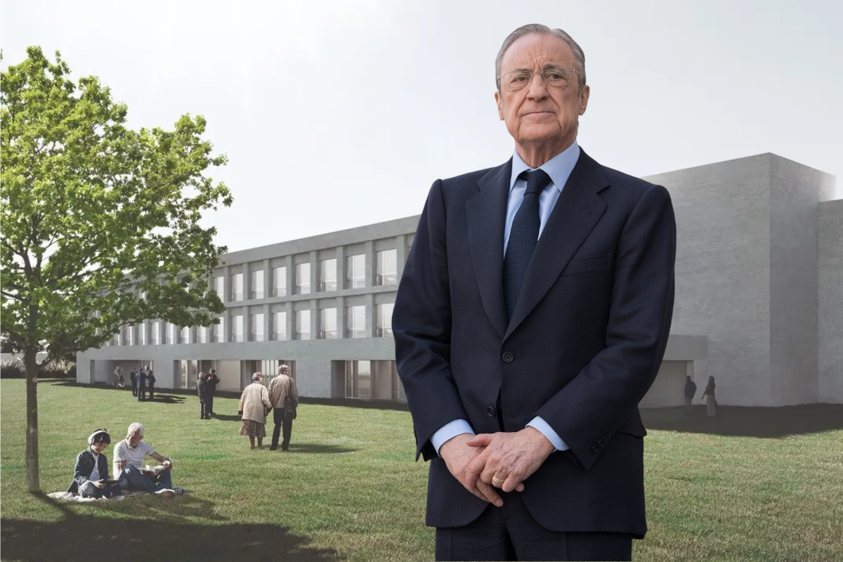 Florentino Perez con el proyecto para la residencia de Amancio Ortega en Eiriña de fondo