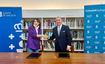 La conselleira de Economía e Industria, María Jesús Lorenzana, junto al director general del Sabadell Gallego / Xunta