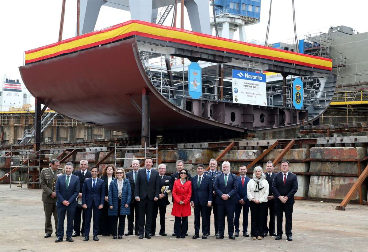 La ministra de Defensa, Margarita Robles, presidió los actos de corta de chapa de la F-113 y puesta de quilla de la F-112 en el astillero de Navantia en Ferrol / Raúl Lomba (Europa Press)