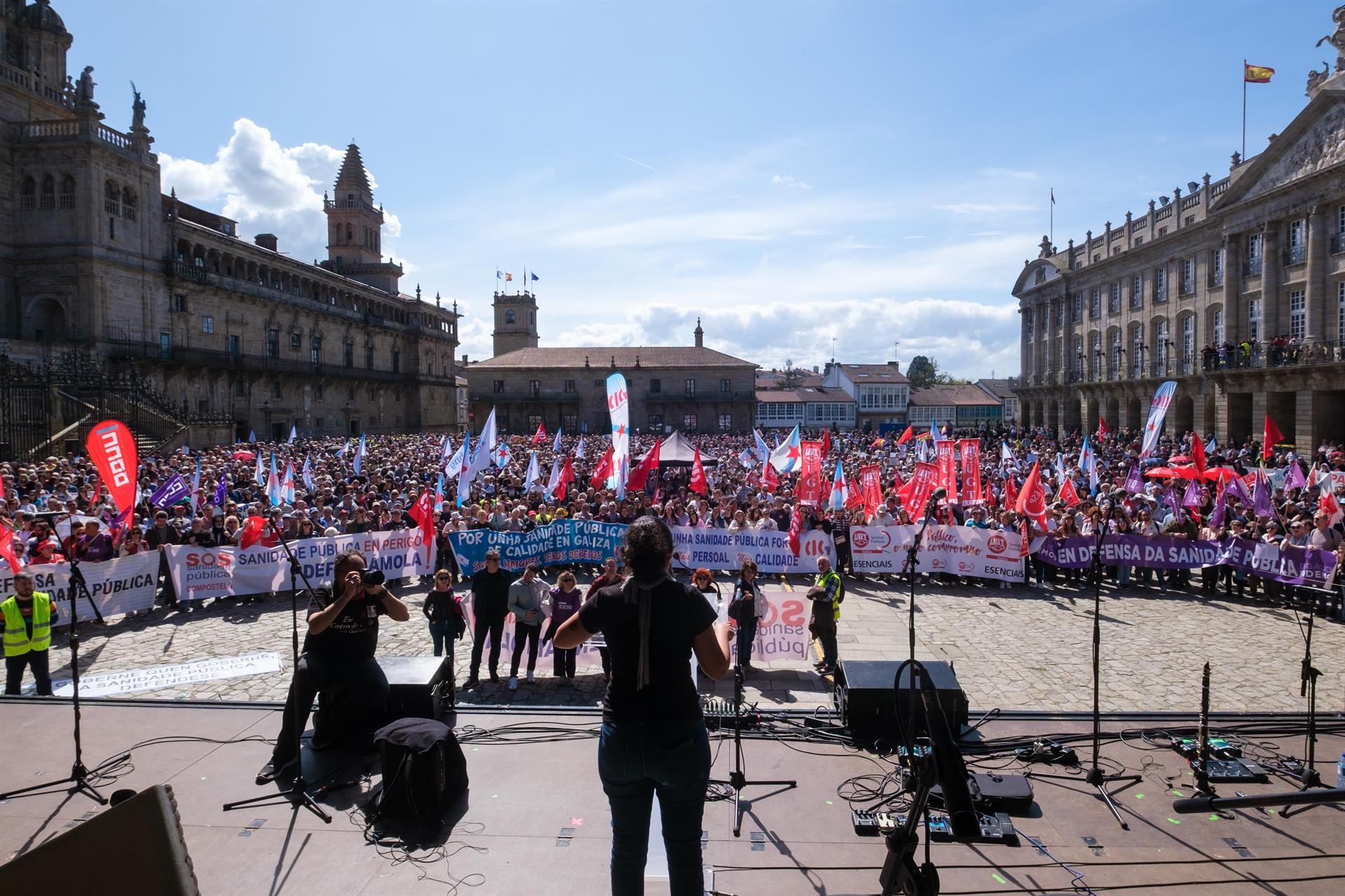 Miles de personas se manifiestan en Santiago por la sanidad pública / Europa Press