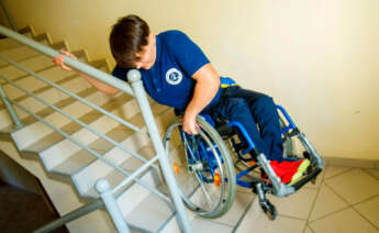 Persona en silla de ruedas bajando una escalera