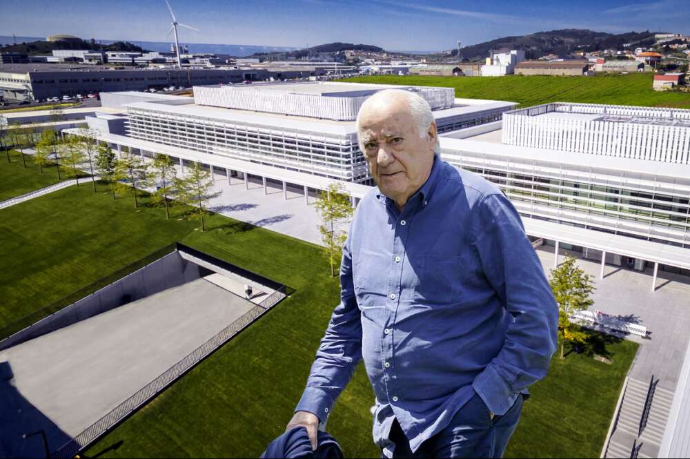Amancio Ortega, en una imagen de EFE en Casas Novas, con la sede de Inditex en Arteixo al fondo