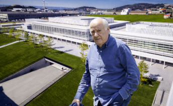 Amancio Ortega, en una imagen de EFE en Casas Novas, con la sede de Inditex en Arteixo al fondo