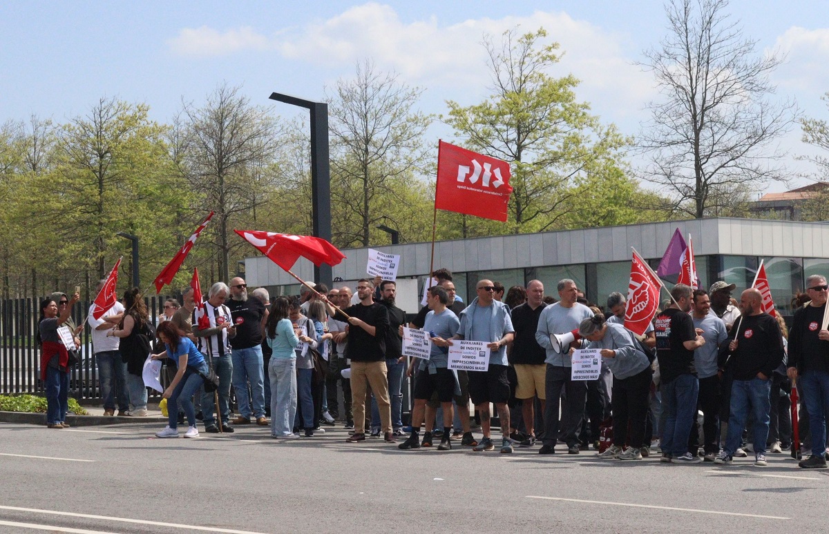 Concentración de trabajadores de Sodexo, Samsic y Veolia, auxiliares de Inditex, convocada por la CIG ante la sede de la compañía en Arteixo