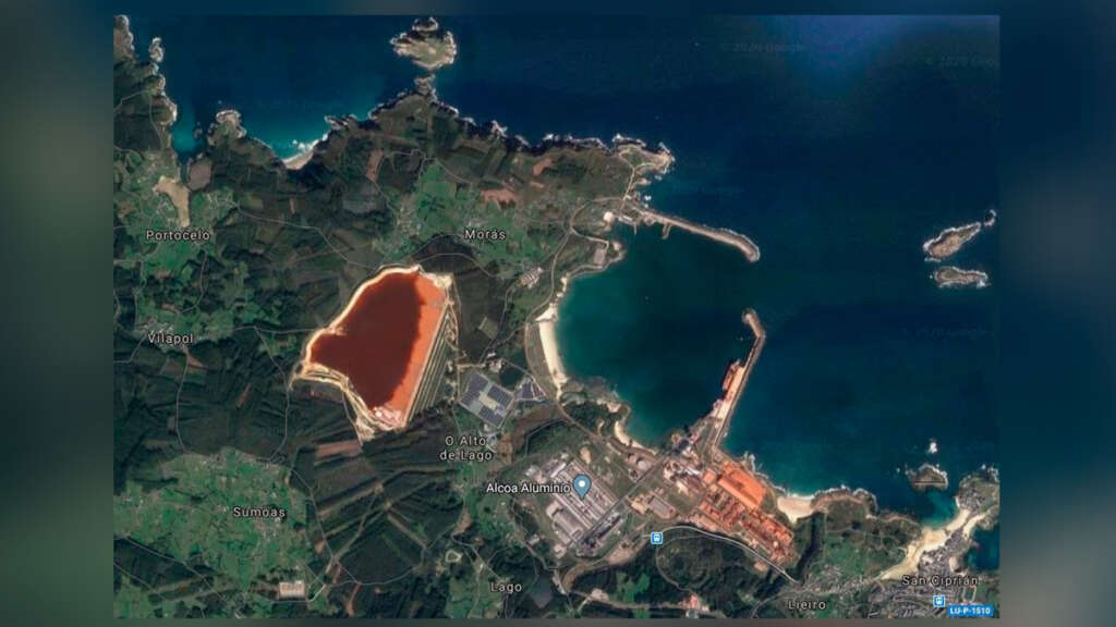 Vista aérea do tanque de lama da fábrica de Alcoa em San Cibrao, Cervo (Lugo) - ALCOA - Arquivo