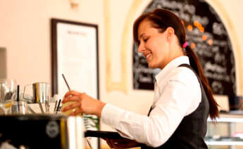 Camarera trabajando en una cafetería
