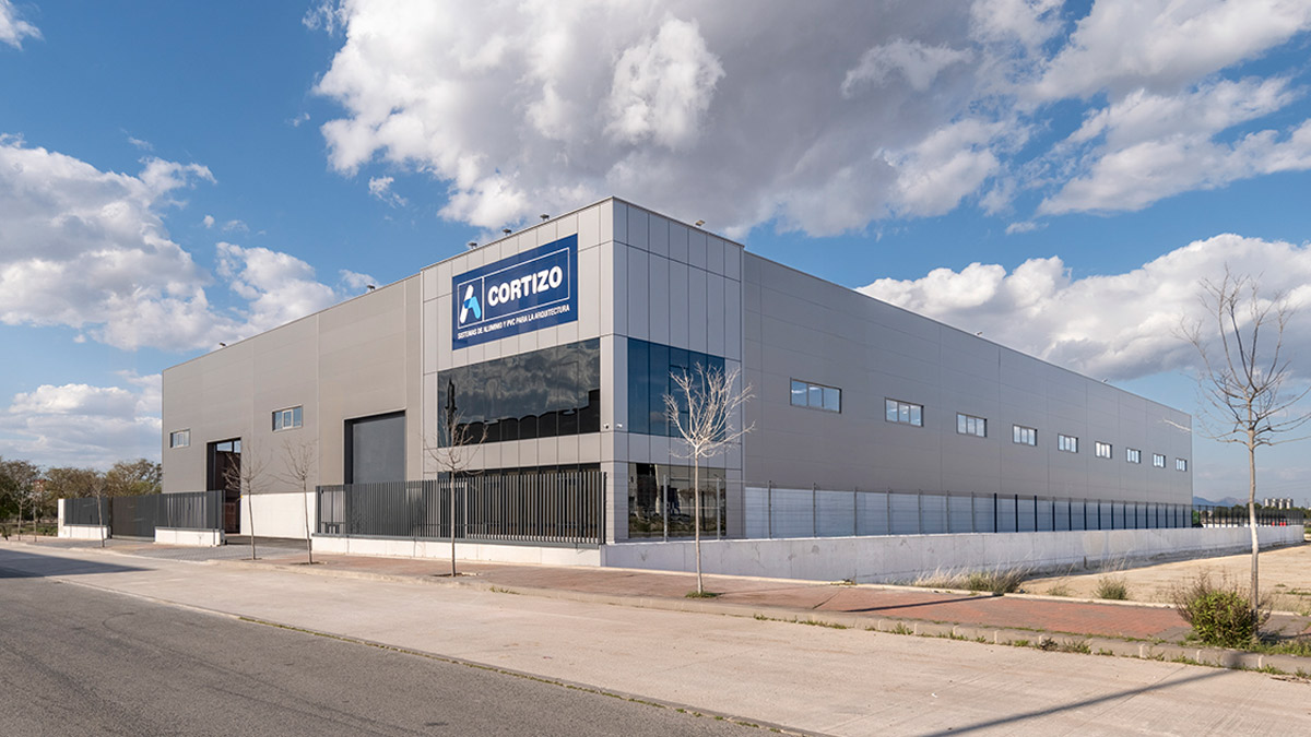 Imagen exterior del nuevo centro logístico de Cortizo en Murcia. Cortizo