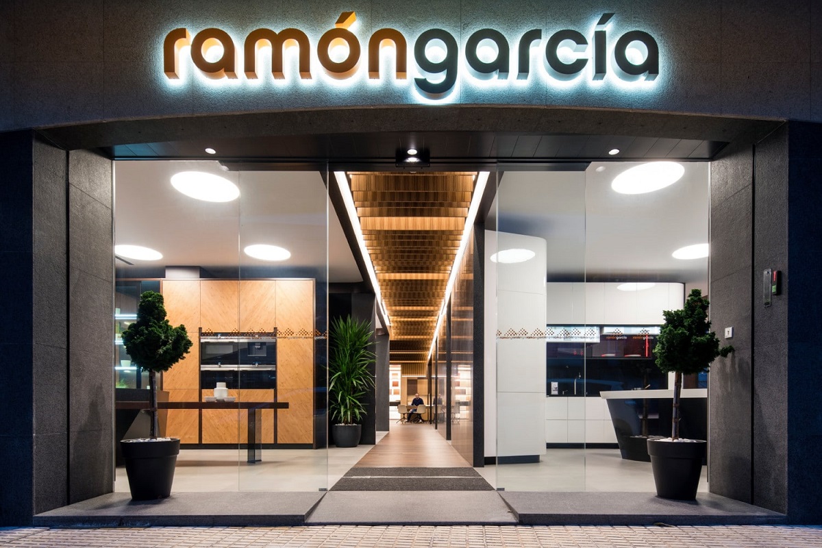 Imagen de un showroom de cocinas de Ramón García, una de las grandes proveedoras de Inditex