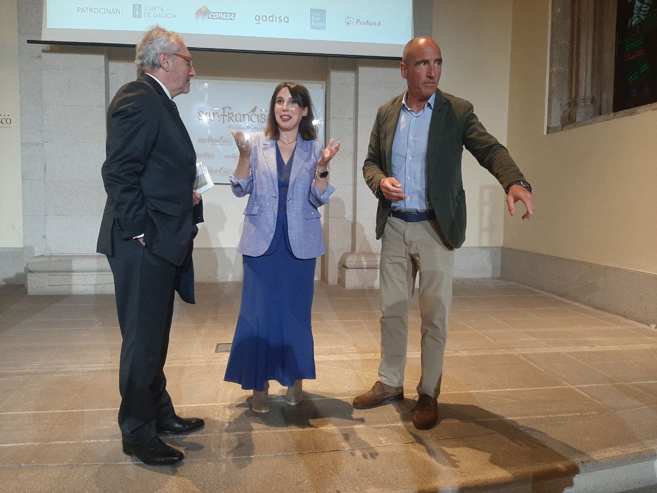 La conselleira de Economía, María Jesús Lorenzana, junto al editor de Economía Digital, Juan García; y el director de Economía Digital Galicia, Julián Rodríguez