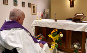 El Papa Francisco frente a un altar