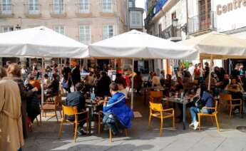 Grupos de comensales sentados en una terraza de un establecimiento en Vigo