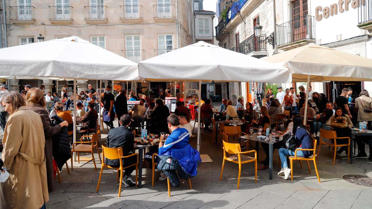 Grupos de comensales sentados en una terraza de un establecimiento en Vigo